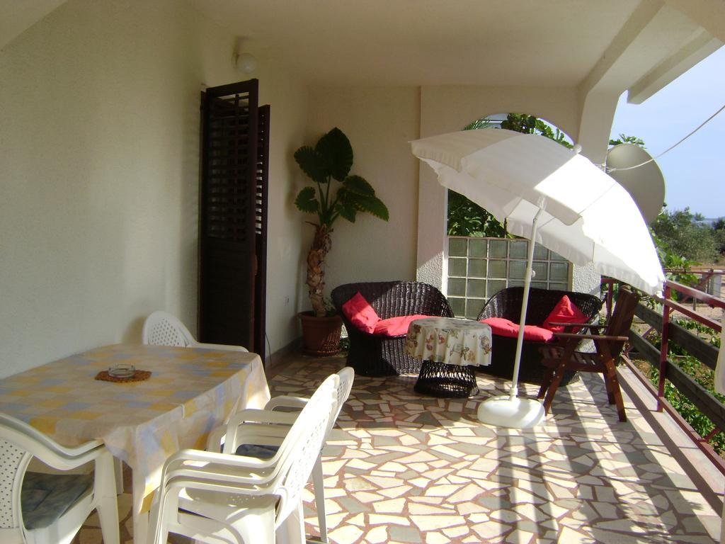 Apartments Radulovic Biograd Na Moru Quarto foto
